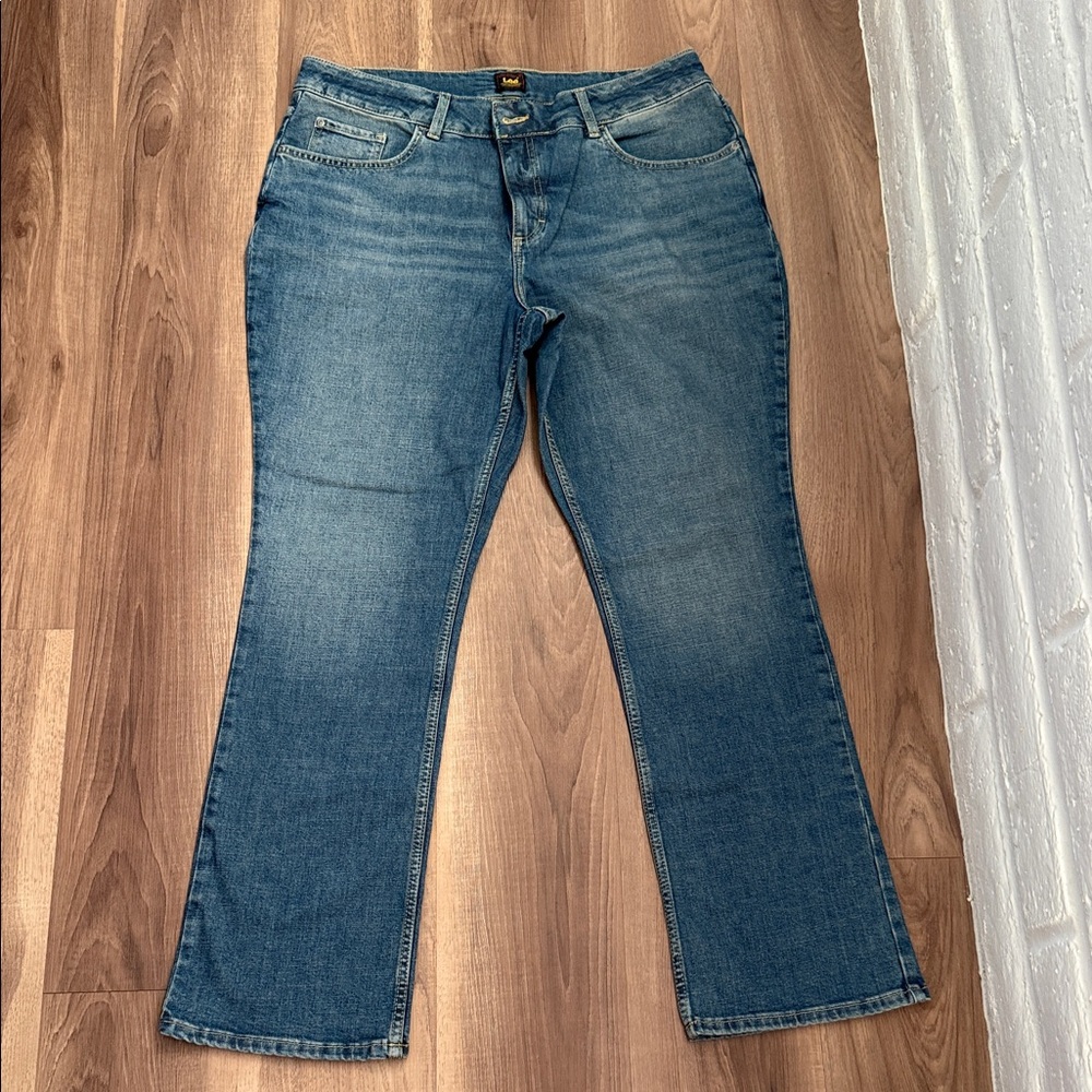 Lee Women's Boot Cut Jeans in Classic Blue (NWT) 👖
